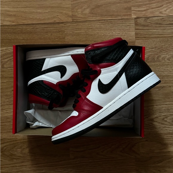 Nike Air Jordan 1 High OG - Picture 3 of 5